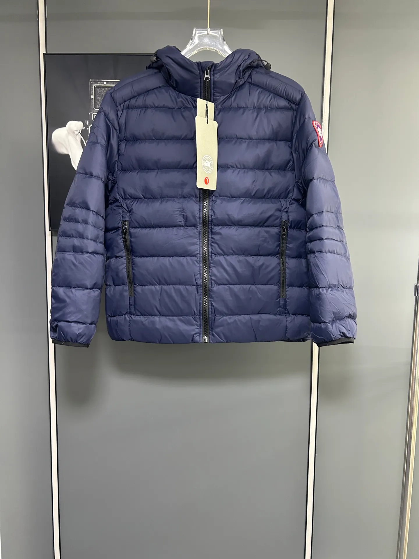 P660 CANADA GOOSE Canada Goose Crofton solid color hooded zipper outdoor warm rib down jacket 90 down filling 750 fill power Tajima embroidery white duck down short lightweight hooded down jacket jacket small zipper pocket on the chest side for storing things The Thorium AR hooded model is versatile, durable and warm. It can be used as a mid-layer in winter and winter, or worn alone. It can also be easily worn with hard-shell clothing in cold environments.     The fabric has been improved with AratoTM30 nylon fabric with fine texture, which is super warm and very wear-resistant. It is also treated with DWR, which can effectively prevent water and moisture.     DownCompositeMapping zone filling technology can reasonably allocate down insulation and synthetic insulation areas. The simple design of StormHoodM is made of synthetic insulation materials. Zippered hand pockets, inner zipper pockets. Combination of technology and technology. Lightweight and warm. Three-dimensional tailoring. Hooded design. Complete three-label accessories. What you see is what you get. Same style for men and women. Color: Navy Blue Size: M-3XL